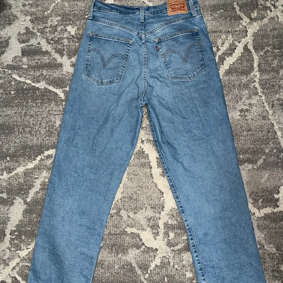 Levi's Women’s Ribcage Straight Ankle Jeans - Picture 4 of 9